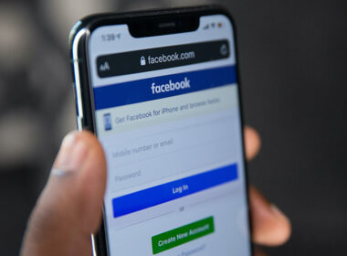 iPhone com aplicação de Facebook aberta